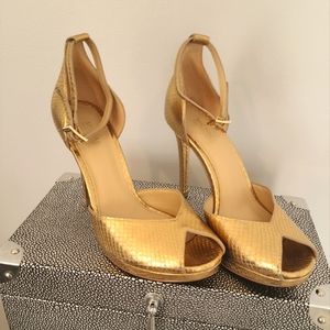 Michael Kors size 6 gold peep toe